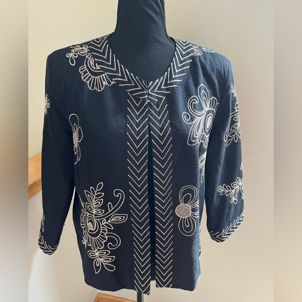 Women’s 92% silk embroidered Marisa Christina lined black jacket blazer. Large